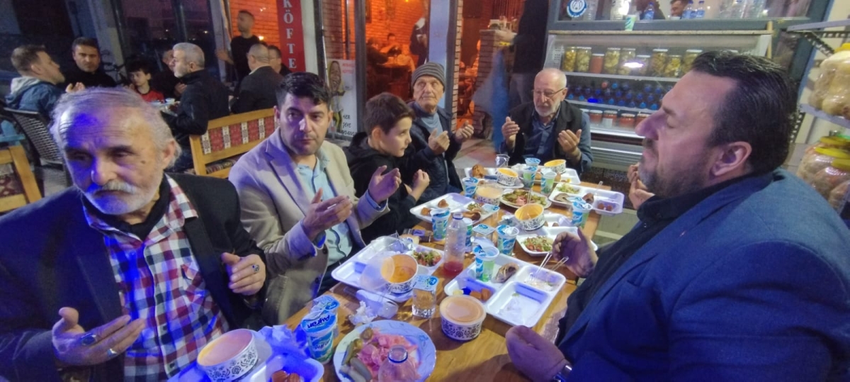 Meraklı Köfteci Yakup Barış Özgür Usta'dan 5'nci Geleneksel İftar Yemeği ( GÜNÜN ÖNE ÇIKAN FOTOĞRAFLARI )