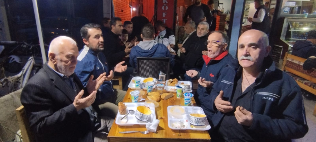 Meraklı Köfteci Yakup Barış Özgür Usta'dan 5'nci Geleneksel İftar Yemeği ( GÜNÜN ÖNE ÇIKAN FOTOĞRAFLARI )