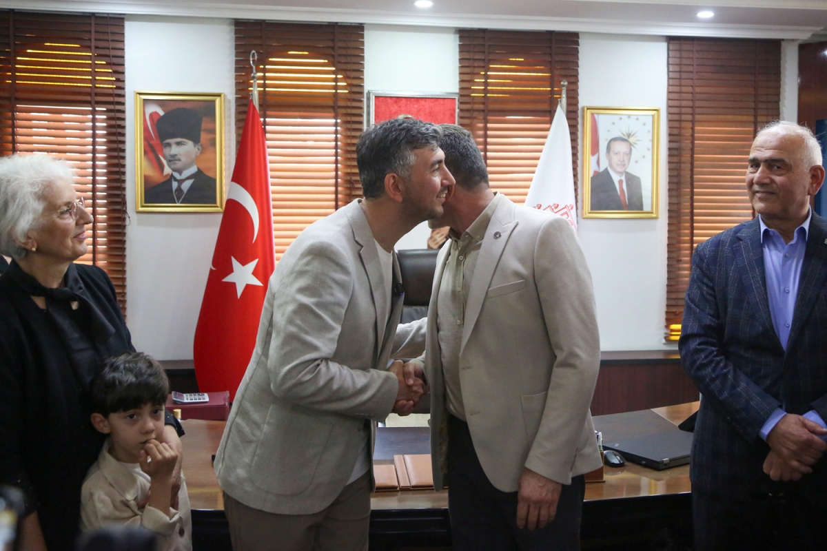Sapanca’da Devir Teslim Yapıldı, 31 Mart yerel seçimlerini kazanarak CHP'den Sapanca Belediye Başkanı seçilen Nihat Arda Şahin, göreve başladı.