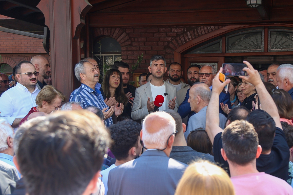 Sapanca’da Devir Teslim Yapıldı, 31 Mart yerel seçimlerini kazanarak CHP'den Sapanca Belediye Başkanı seçilen Nihat Arda Şahin, göreve başladı.