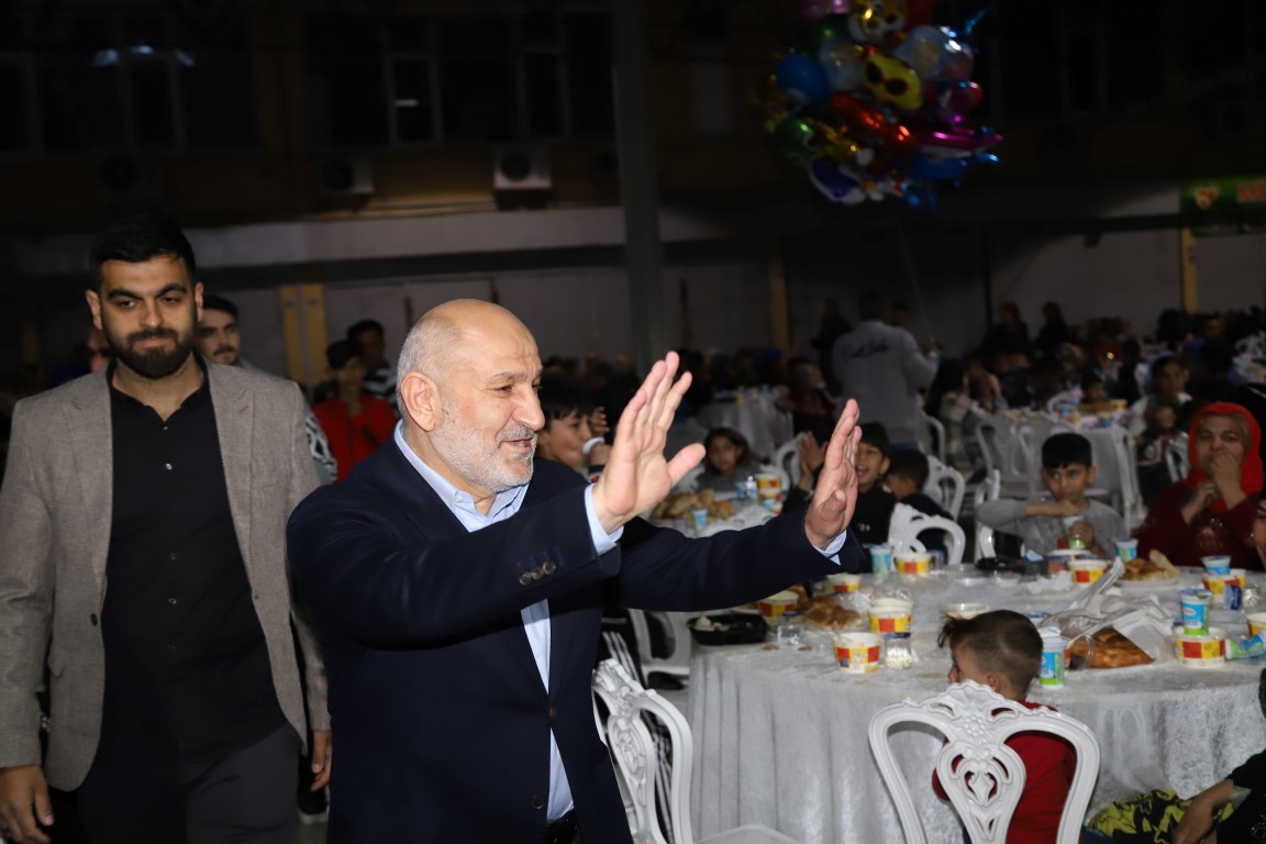 BİNLERCE HENDEK’Lİ KARDEŞLİK İFTARINDA BULUŞTU ( GECENİN ÖNE ÇIKAN FOTOĞRAFLARI )