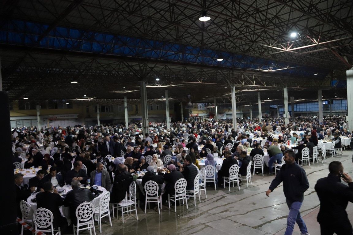BİNLERCE HENDEK’Lİ KARDEŞLİK İFTARINDA BULUŞTU ( GECENİN ÖNE ÇIKAN FOTOĞRAFLARI )