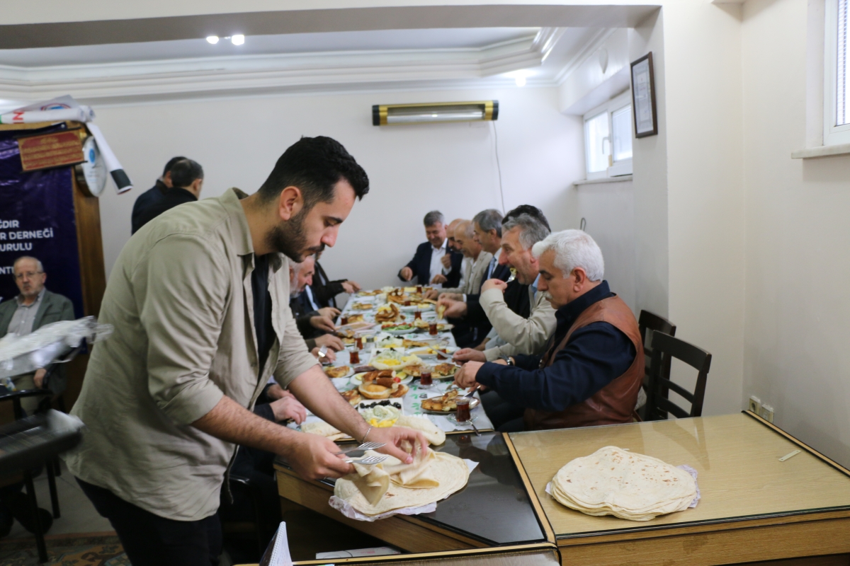 Kars Ardahan Iğdır derneği hemşeri dernekleri Başkan Yusuf Alemdar ile Kahvaltı da bir araya geldi