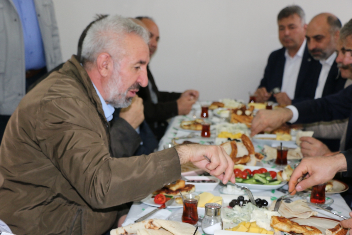 Kars Ardahan Iğdır derneği hemşeri dernekleri Başkan Yusuf Alemdar ile Kahvaltı da bir araya geldi