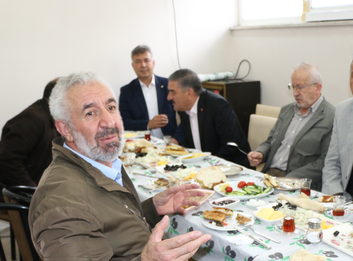 Kars Ardahan Iğdır derneği hemşeri dernekleri Başkan Yusuf Alemdar ile Kahvaltı da bir araya geldi