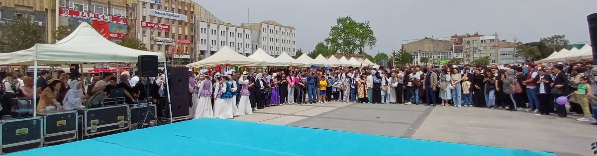 Sakarya’da Yabancı Üniversite öğrencileri 15 Temmuz Demokrasi Meydanında Yaşantılarını ve Kültürlerini Tanıttılar ( GÜNÜN ÖNE ÇIKAN FOTOĞRAFLARI )