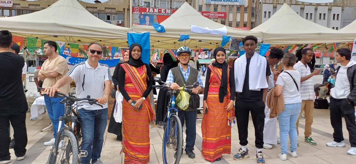 Sakarya’da Yabancı Üniversite öğrencileri 15 Temmuz Demokrasi Meydanında Yaşantılarını ve Kültürlerini Tanıttılar ( GÜNÜN ÖNE ÇIKAN FOTOĞRAFLARI )