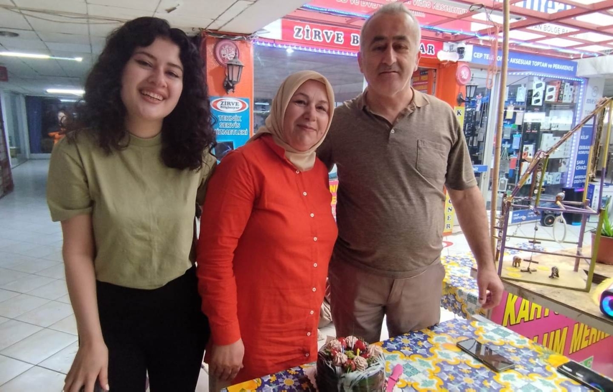 Fısıltı Haberleri Köşe Yazarı Çatalbaş ailesine süpriz doğum günü, Kerim Çatalbaş 56, Haze Çatalbaş 53 Yaşına girdi.. 