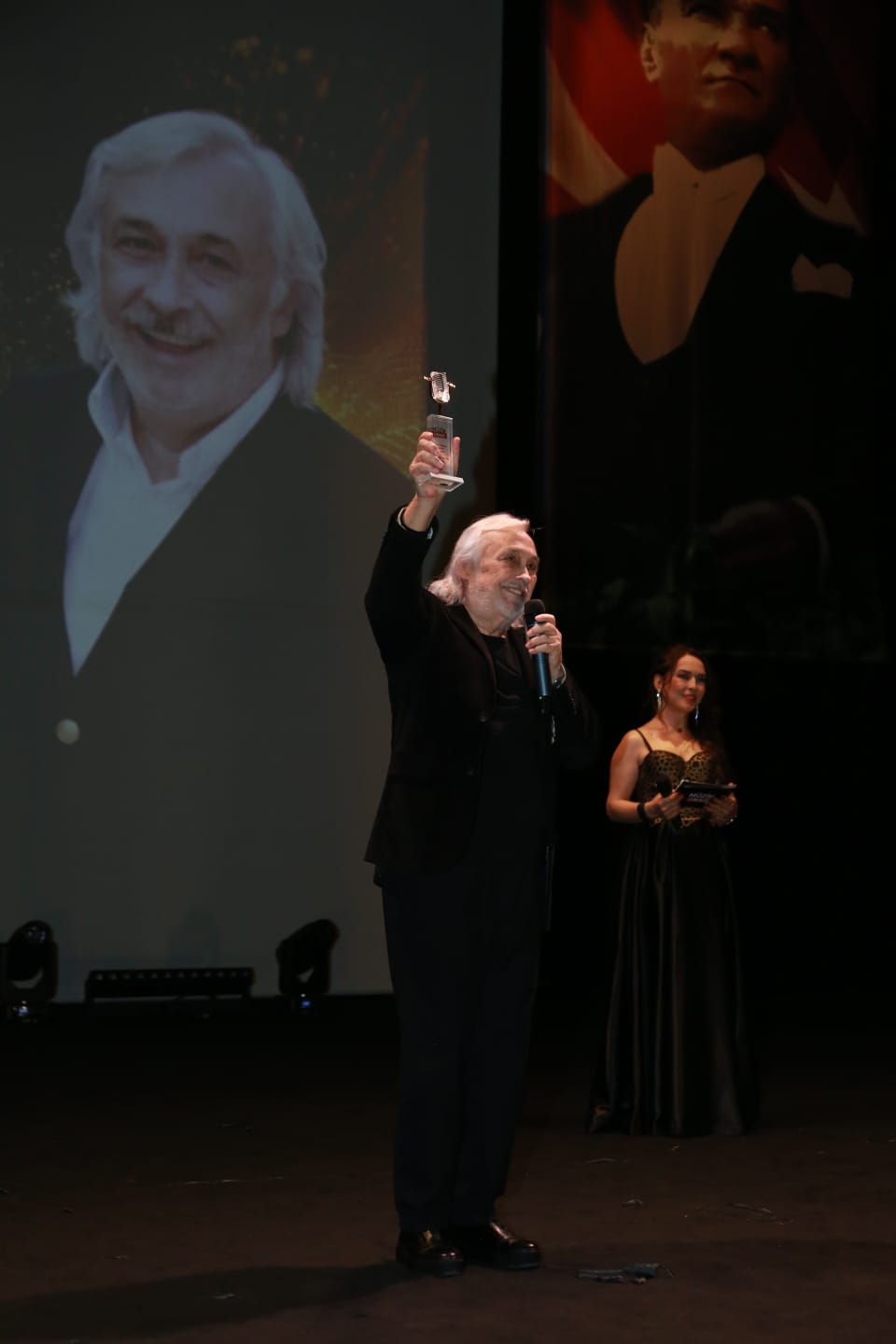 Müzik Onaır Medya ve Sanat Ödülleri Maltepe Üniversitesi Kültür Merkezi Vedat Çakırca Konferans salonunda sahiplerini buldu! ( İŞTE GÜNÜN ÖNE ÇIKAN FOTOĞRAFLARI )