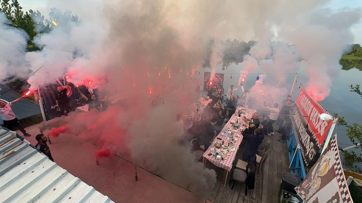 Sakaryada besiktaslilar bulustu sakaryada ( İŞTE GÜNÜN ÖNE ÇIKAN FOTOĞRAFLARI )