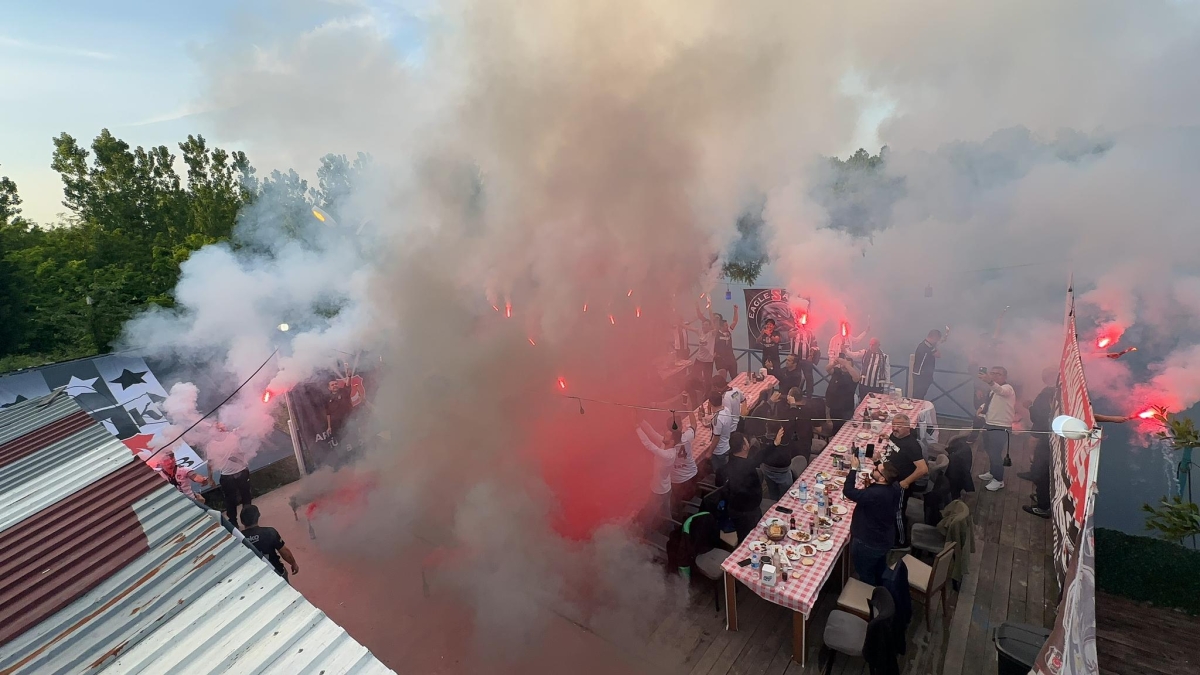 Sakaryada besiktaslilar bulustu sakaryada ( İŞTE GÜNÜN ÖNE ÇIKAN FOTOĞRAFLARI )