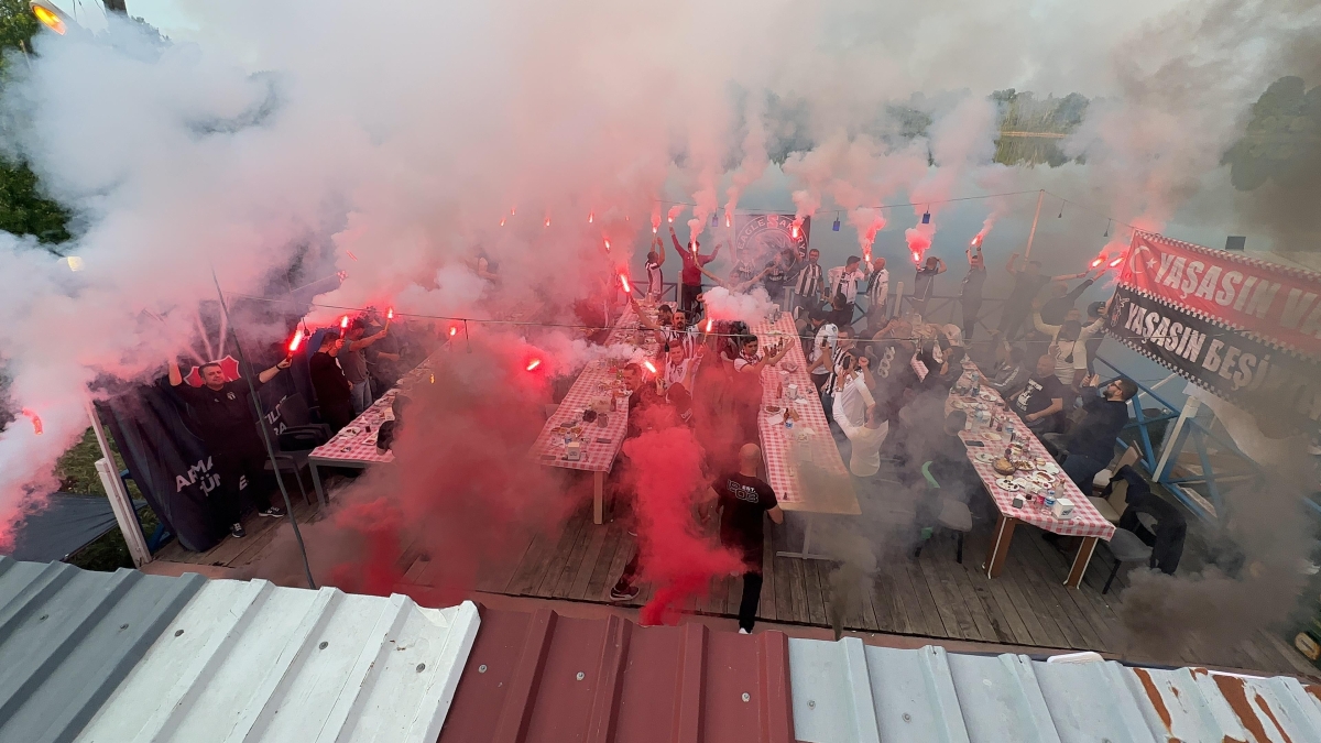 Sakaryada besiktaslilar bulustu sakaryada ( İŞTE GÜNÜN ÖNE ÇIKAN FOTOĞRAFLARI )