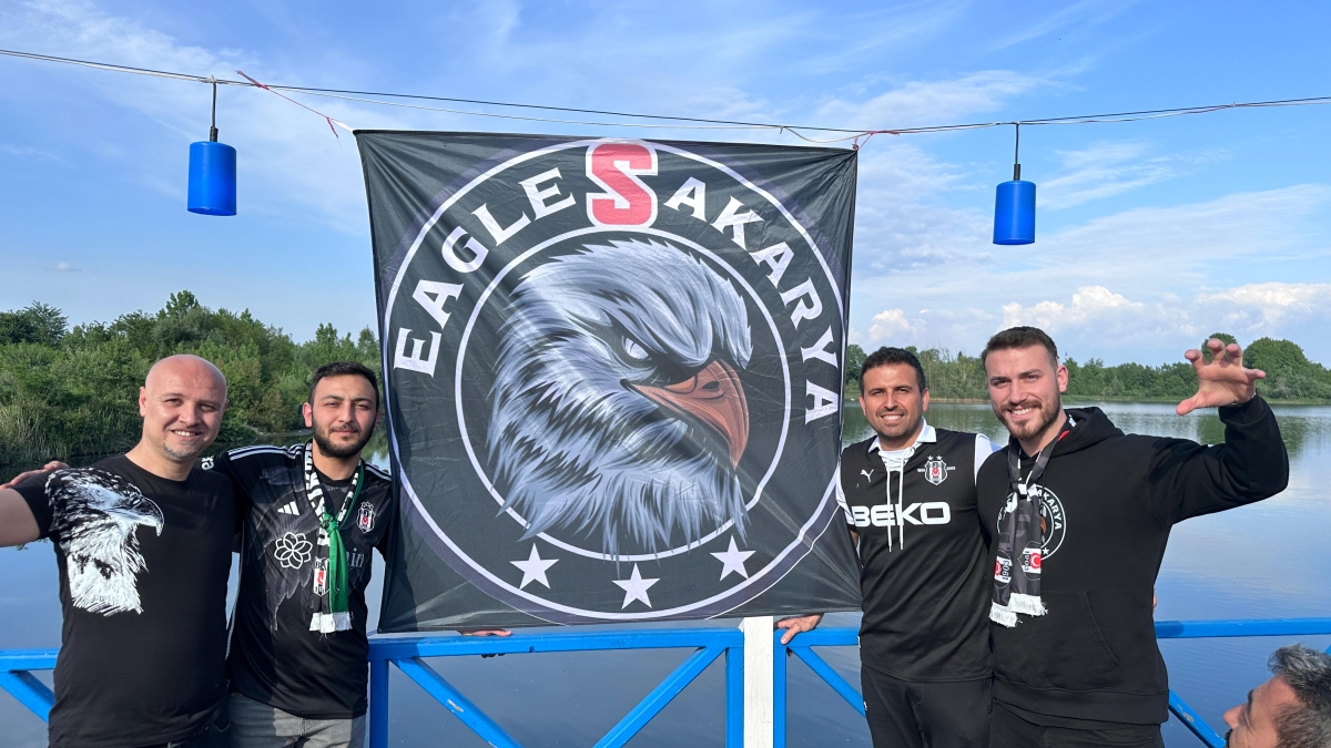 Sakaryada besiktaslilar bulustu sakaryada ( İŞTE GÜNÜN ÖNE ÇIKAN FOTOĞRAFLARI )