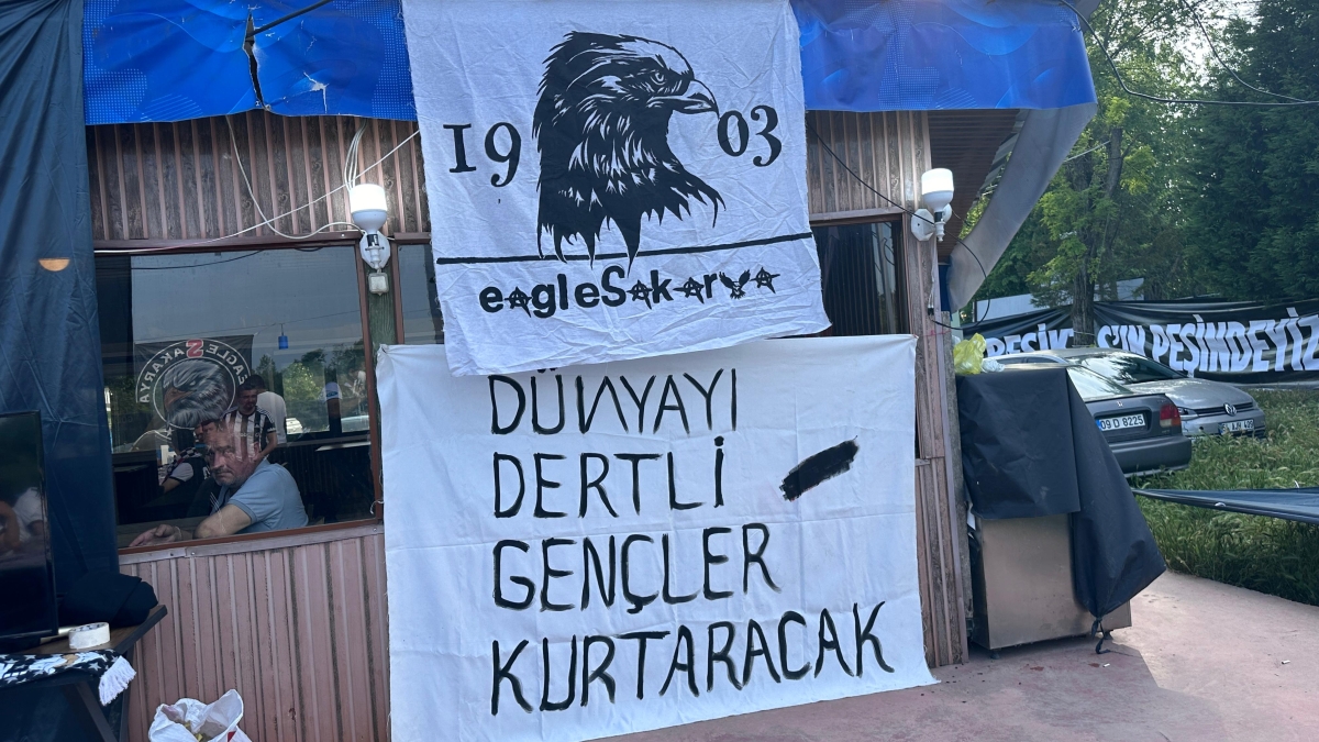 Sakaryada besiktaslilar bulustu sakaryada ( İŞTE GÜNÜN ÖNE ÇIKAN FOTOĞRAFLARI )
