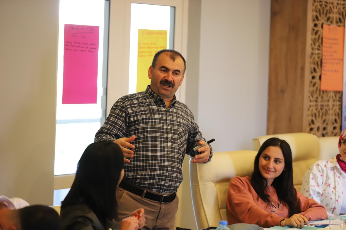 Yozgat Bozok Üniversitesi Öğretim Üyesi Prof. Dr. Mustafa Böyükata, Iğdır’da üniversiteli gençlerle bir araya geldi ve proje tabanlı çalışmalar konusunda hem eğitim hem de bilgilendirici seminer verdi. ( İŞTE GÜNÜN ÖNE ÇIKAN