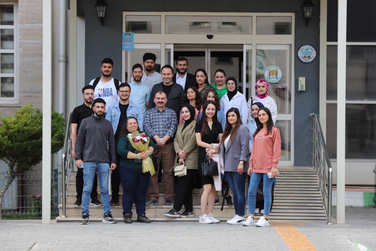 Yozgat Bozok Üniversitesi Öğretim Üyesi Prof. Dr. Mustafa Böyükata, Iğdır’da üniversiteli gençlerle bir araya geldi ve proje tabanlı çalışmalar konusunda hem eğitim hem de bilgilendirici seminer verdi. ( İŞTE GÜNÜN ÖNE ÇIKAN