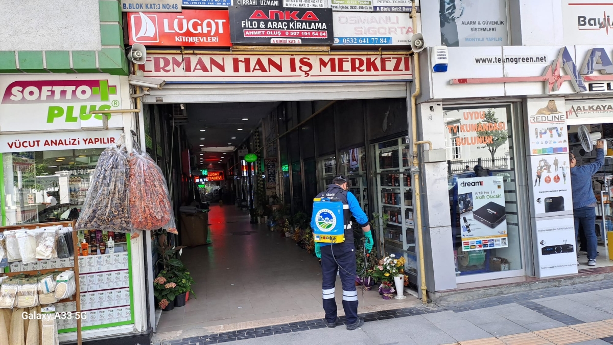 Sakarya Büyükşehir Belediyesi’nden Tam Donanımlı İlaçlama Hizmeti Her Yerde... İnsan ve çevre sağlığını tehdit eden haşerelerle özellikle larva döneminde savaşarak, zararlı canlıların üremesinin önüne geçen SBB Belediyesi eki