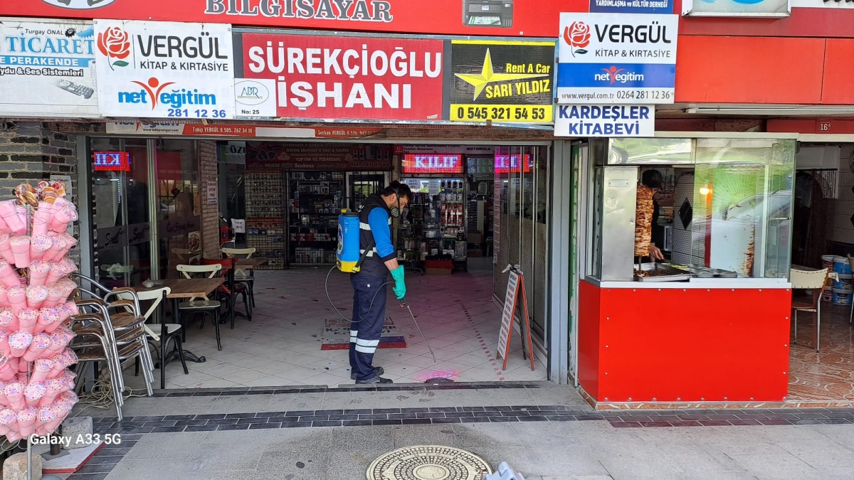 Sakarya Büyükşehir Belediyesi’nden Tam Donanımlı İlaçlama Hizmeti Her Yerde... İnsan ve çevre sağlığını tehdit eden haşerelerle özellikle larva döneminde savaşarak, zararlı canlıların üremesinin önüne geçen SBB Belediyesi eki