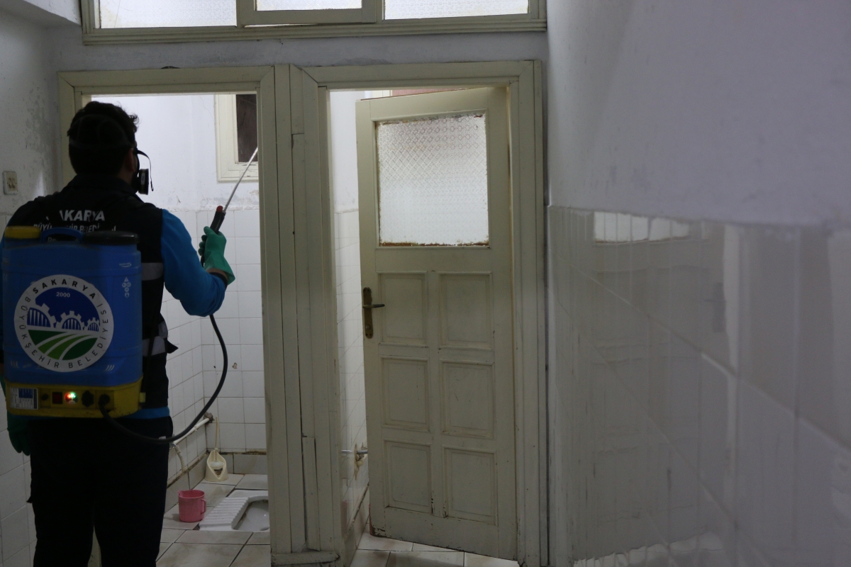 Sakarya Büyükşehir Belediyesi’nden Tam Donanımlı İlaçlama Hizmeti Her Yerde... İnsan ve çevre sağlığını tehdit eden haşerelerle özellikle larva döneminde savaşarak, zararlı canlıların üremesinin önüne geçen SBB Belediyesi eki