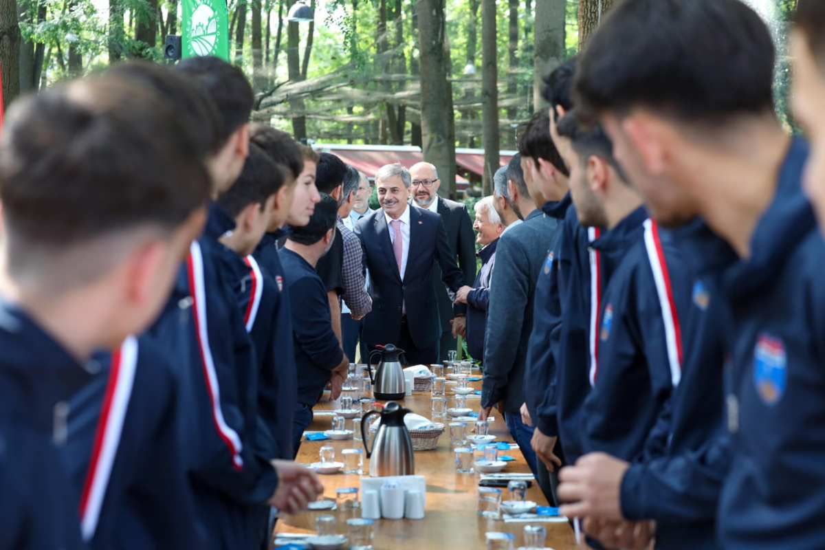 Başkan Yusuf Alemdar, 500 yıldız sporcuyla: “Sakarya’ya sporcu yetiştiren kimliğini yeniden kazandıracağız” ( İŞTE GÜNÜN ÖNE ÇIKAN FOTOĞRAFLARI )