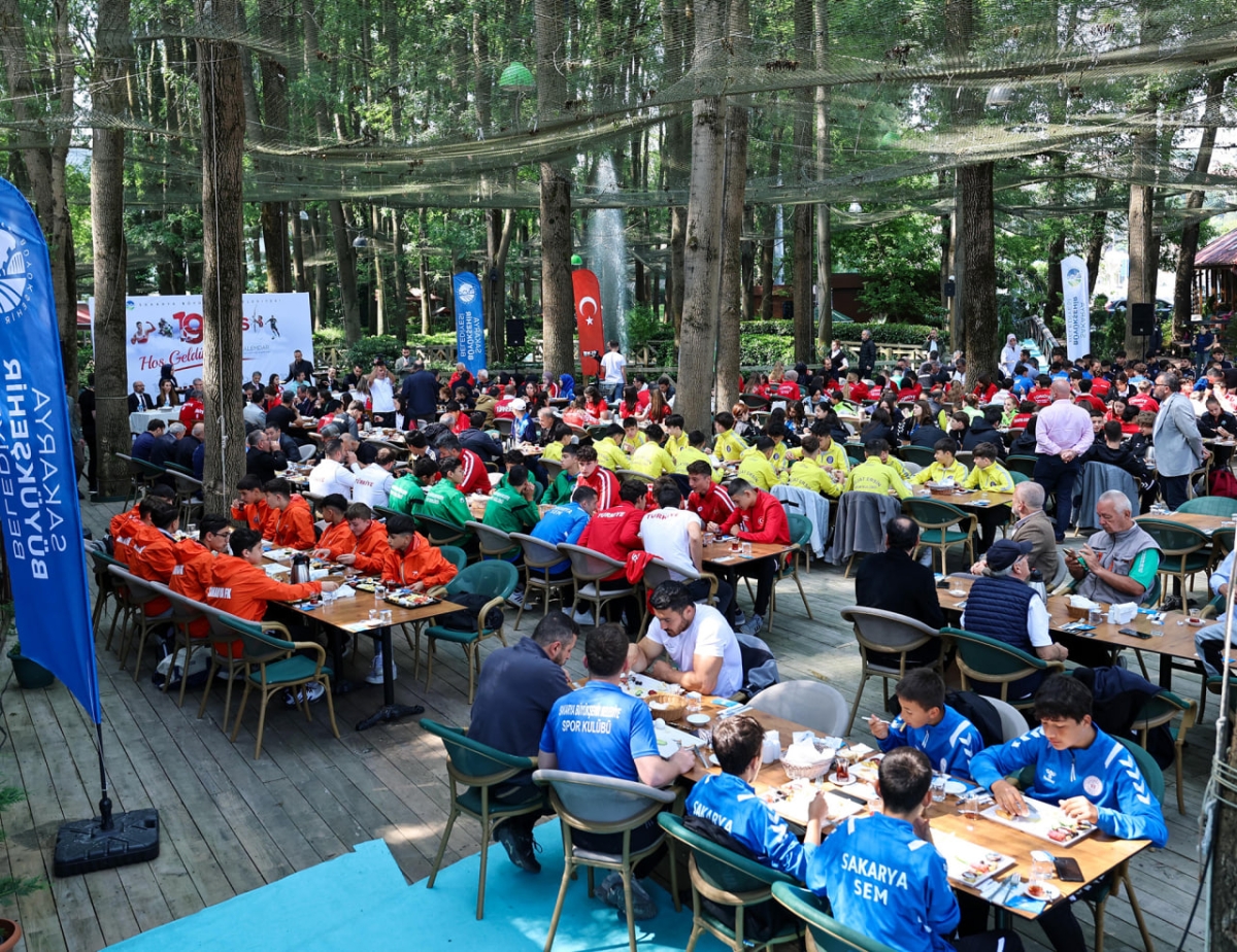 Başkan Yusuf Alemdar, 500 yıldız sporcuyla: “Sakarya’ya sporcu yetiştiren kimliğini yeniden kazandıracağız” ( İŞTE GÜNÜN ÖNE ÇIKAN FOTOĞRAFLARI )