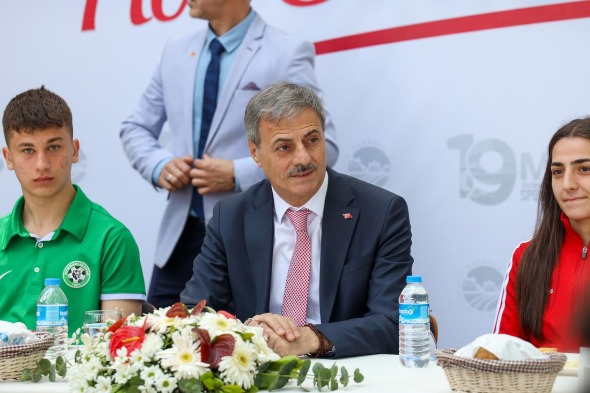 Başkan Yusuf Alemdar, 500 yıldız sporcuyla: “Sakarya’ya sporcu yetiştiren kimliğini yeniden kazandıracağız” ( İŞTE GÜNÜN ÖNE ÇIKAN FOTOĞRAFLARI )