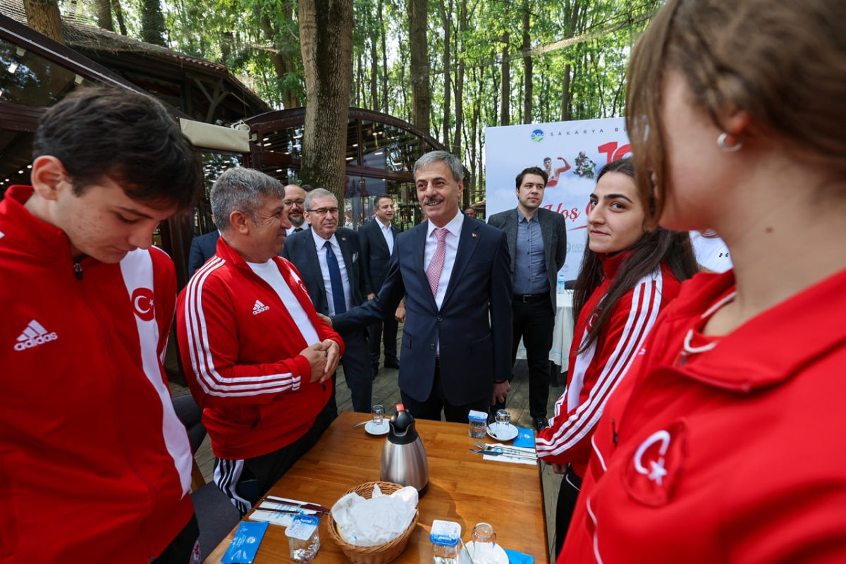 Başkan Yusuf Alemdar, 500 yıldız sporcuyla: “Sakarya’ya sporcu yetiştiren kimliğini yeniden kazandıracağız” ( İŞTE GÜNÜN ÖNE ÇIKAN FOTOĞRAFLARI )