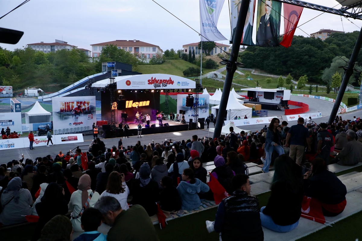 Sakarya'da Bayramda önce yarış sonra konser coşkusu: Yüzlerce sporsever vadiyi ay-yıldızla süsledi, Bayramda önce yarış sonra konser coşkusu: Yüzlerce sporsever vadiyi ay-yıldızla süsledi, ( İŞTE GÜNÜN ÖNE ÇIKAN FOTOĞRAFLARI