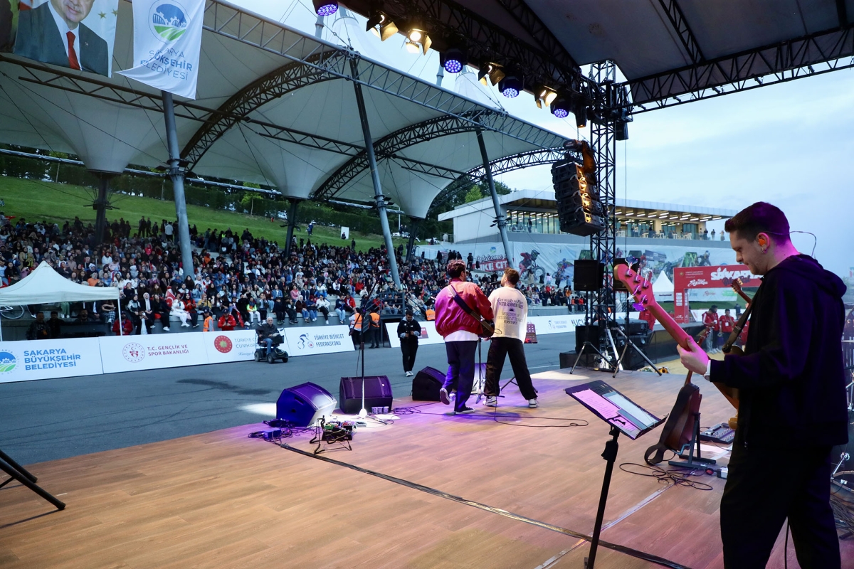 Sakarya'da Bayramda önce yarış sonra konser coşkusu: Yüzlerce sporsever vadiyi ay-yıldızla süsledi, Bayramda önce yarış sonra konser coşkusu: Yüzlerce sporsever vadiyi ay-yıldızla süsledi, ( İŞTE GÜNÜN ÖNE ÇIKAN FOTOĞRAFLARI