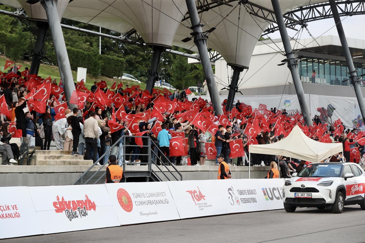 Sakarya'da Bayramda önce yarış sonra konser coşkusu: Yüzlerce sporsever vadiyi ay-yıldızla süsledi, Bayramda önce yarış sonra konser coşkusu: Yüzlerce sporsever vadiyi ay-yıldızla süsledi, ( İŞTE GÜNÜN ÖNE ÇIKAN FOTOĞRAFLARI