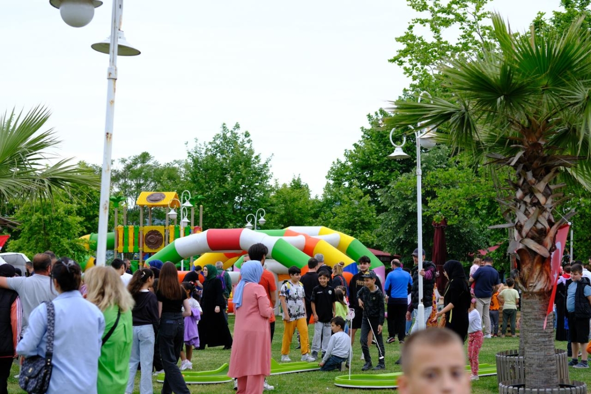 Sapanca’da 19 Mayıs Coşkusu , Başkan Nihat Arda Şahin Sapanca Belediyesi 19 Mayıs Atatürk’ü Anma Gençlik ve Spor Bayramı dolayısıyla Uzunkum Park’ta Gençlik Şenliği düzenledi., GÜNÜN ÖNE ÇIKAN FOTOĞRAFLARI