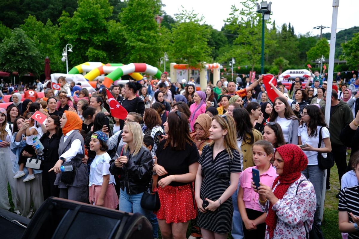Sapanca’da 19 Mayıs Coşkusu , Başkan Nihat Arda Şahin Sapanca Belediyesi 19 Mayıs Atatürk’ü Anma Gençlik ve Spor Bayramı dolayısıyla Uzunkum Park’ta Gençlik Şenliği düzenledi., GÜNÜN ÖNE ÇIKAN FOTOĞRAFLARI