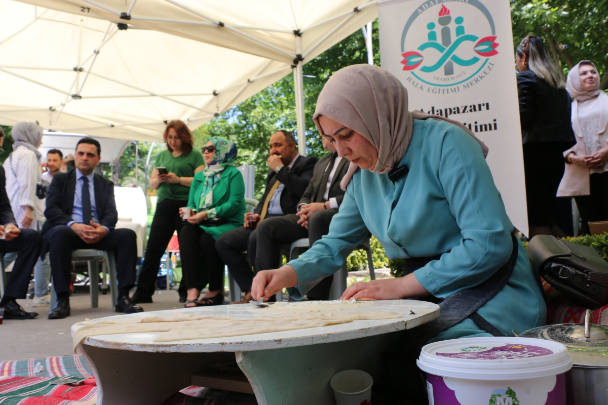 Sakarya İli Yöresel Lezzetlerimiz ve Coğrafi İşaretli Ürünlerimizin Tanıtımı programı AKM önünde gerçekleşti, Programda, Sakarya Ticaret ve Sanayi Odası ile Tüm Restoran ve Turizmciler Derneği Sakarya Şube Başkanlığınca dartı