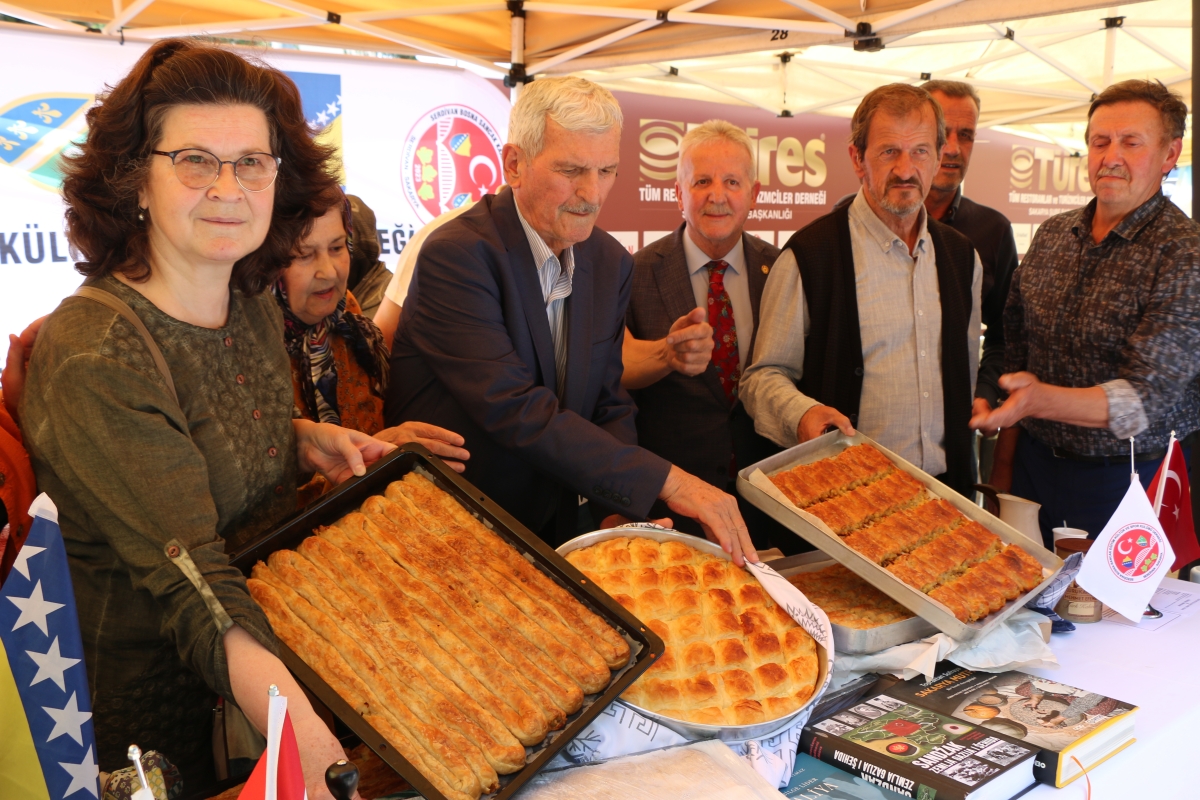 Sakarya İli Yöresel Lezzetlerimiz ve Coğrafi İşaretli Ürünlerimizin Tanıtımı programı AKM önünde gerçekleşti, Programda, Sakarya Ticaret ve Sanayi Odası ile Tüm Restoran ve Turizmciler Derneği Sakarya Şube Başkanlığınca dartı