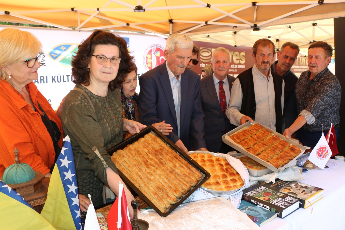 Sakarya İli Yöresel Lezzetlerimiz ve Coğrafi İşaretli Ürünlerimizin Tanıtımı programı AKM önünde gerçekleşti, Programda, Sakarya Ticaret ve Sanayi Odası ile Tüm Restoran ve Turizmciler Derneği Sakarya Şube Başkanlığınca dartı