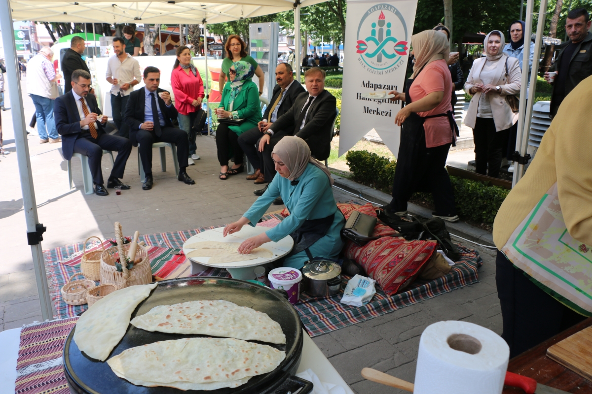 Sakarya İli Yöresel Lezzetlerimiz ve Coğrafi İşaretli Ürünlerimizin Tanıtımı programı AKM önünde gerçekleşti, Programda, Sakarya Ticaret ve Sanayi Odası ile Tüm Restoran ve Turizmciler Derneği Sakarya Şube Başkanlığınca dartı