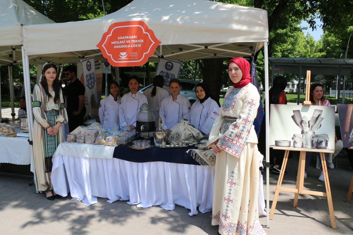 Sakarya İli Yöresel Lezzetlerimiz ve Coğrafi İşaretli Ürünlerimizin Tanıtımı programı AKM önünde gerçekleşti, Programda, Sakarya Ticaret ve Sanayi Odası ile Tüm Restoran ve Turizmciler Derneği Sakarya Şube Başkanlığınca dartı