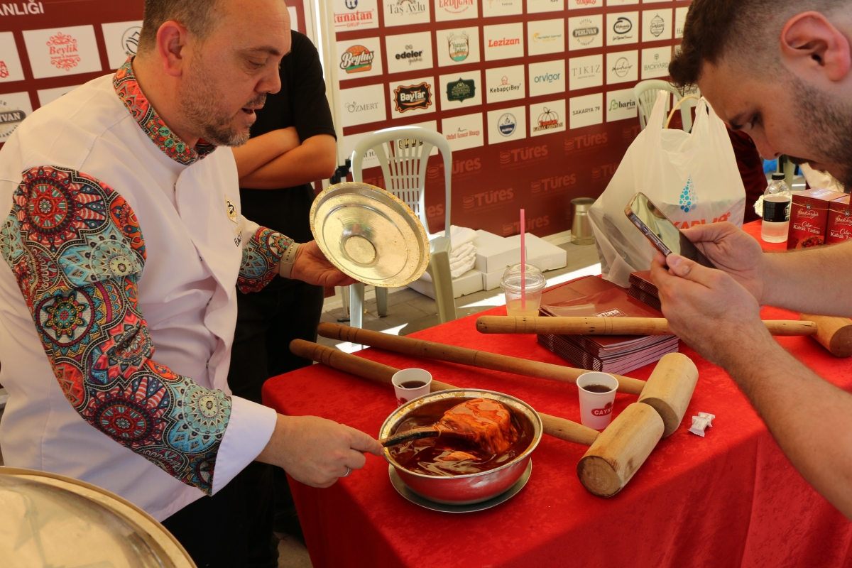 Sakarya İli Yöresel Lezzetlerimiz ve Coğrafi İşaretli Ürünlerimizin Tanıtımı programı AKM önünde gerçekleşti, Programda, Sakarya Ticaret ve Sanayi Odası ile Tüm Restoran ve Turizmciler Derneği Sakarya Şube Başkanlığınca dartı