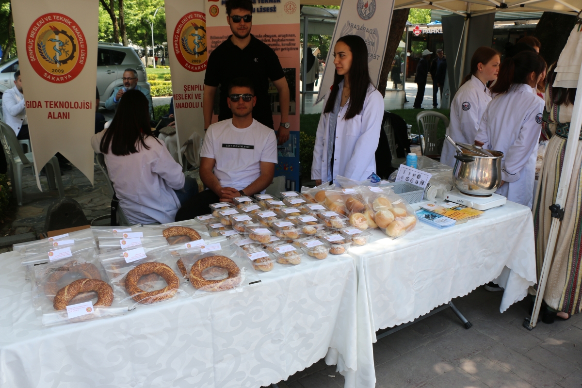 Sakarya İli Yöresel Lezzetlerimiz ve Coğrafi İşaretli Ürünlerimizin Tanıtımı programı AKM önünde gerçekleşti, Programda, Sakarya Ticaret ve Sanayi Odası ile Tüm Restoran ve Turizmciler Derneği Sakarya Şube Başkanlığınca dartı