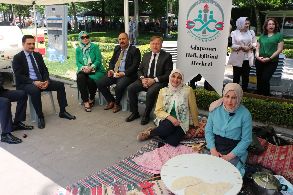 Sakarya İli Yöresel Lezzetlerimiz ve Coğrafi İşaretli Ürünlerimizin Tanıtımı programı AKM önünde gerçekleşti, Programda, Sakarya Ticaret ve Sanayi Odası ile Tüm Restoran ve Turizmciler Derneği Sakarya Şube Başkanlığınca dartı
