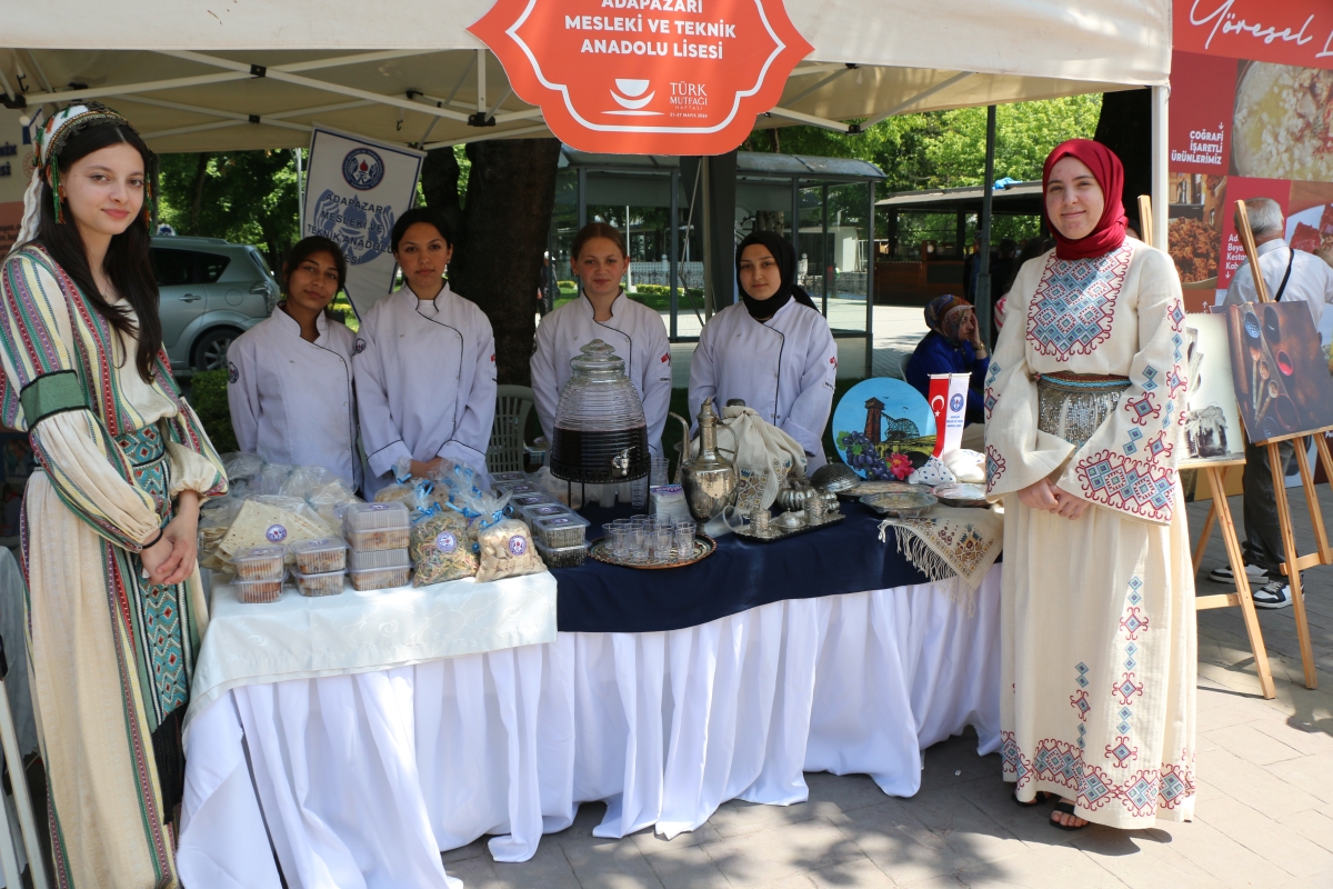 Sakarya İli Yöresel Lezzetlerimiz ve Coğrafi İşaretli Ürünlerimizin Tanıtımı programı AKM önünde gerçekleşti, Programda, Sakarya Ticaret ve Sanayi Odası ile Tüm Restoran ve Turizmciler Derneği Sakarya Şube Başkanlığınca dartı