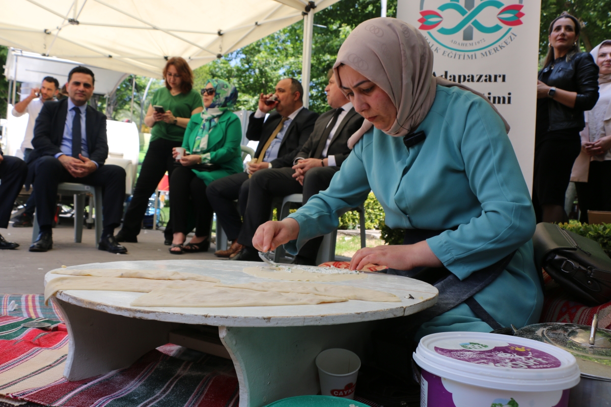 Sakarya İli Yöresel Lezzetlerimiz ve Coğrafi İşaretli Ürünlerimizin Tanıtımı programı AKM önünde gerçekleşti, Programda, Sakarya Ticaret ve Sanayi Odası ile Tüm Restoran ve Turizmciler Derneği Sakarya Şube Başkanlığınca dartı