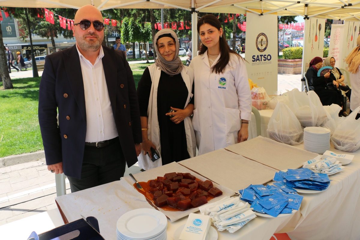 Sakarya İli Yöresel Lezzetlerimiz ve Coğrafi İşaretli Ürünlerimizin Tanıtımı programı AKM önünde gerçekleşti, Programda, Sakarya Ticaret ve Sanayi Odası ile Tüm Restoran ve Turizmciler Derneği Sakarya Şube Başkanlığınca dartı