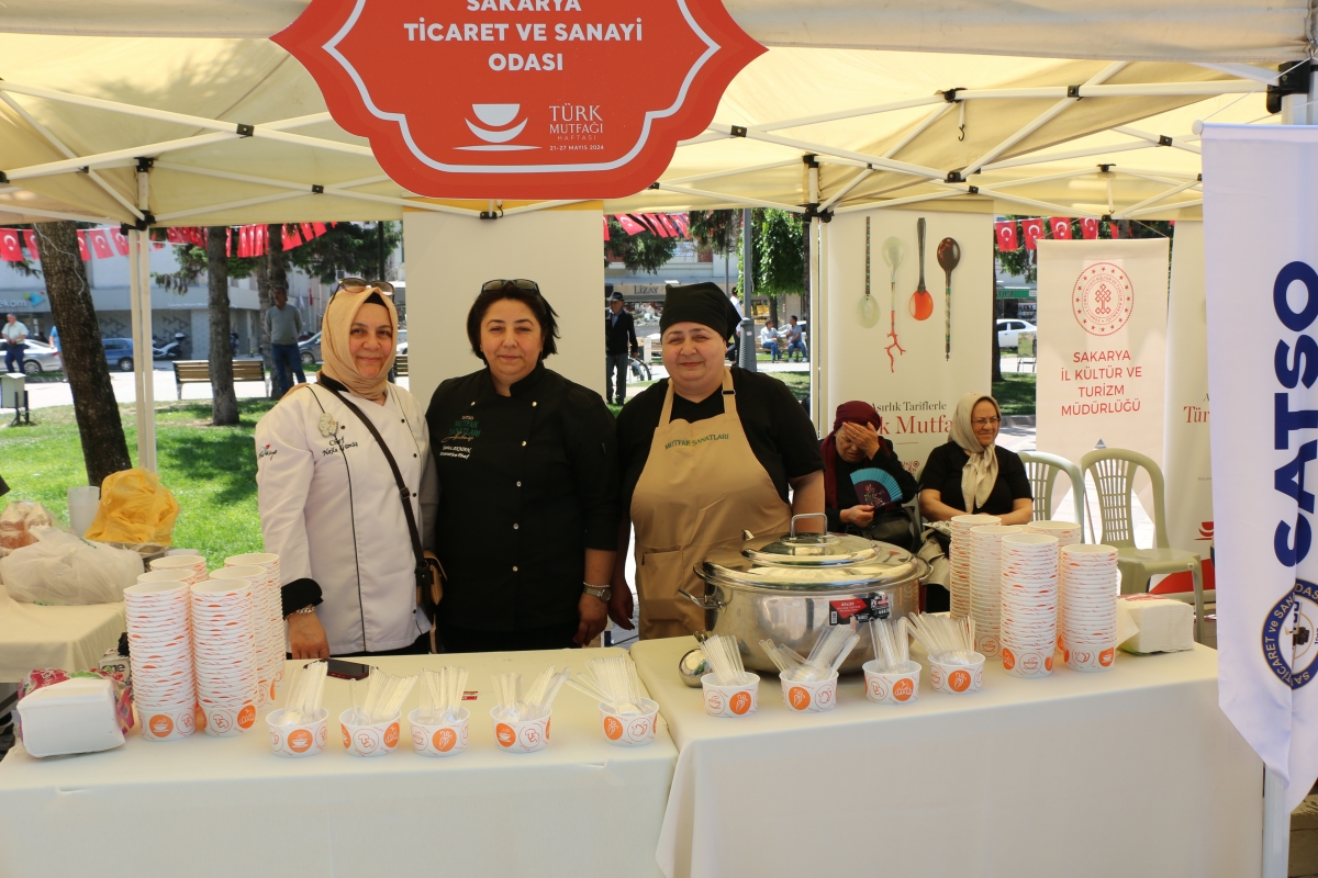 Sakarya İli Yöresel Lezzetlerimiz ve Coğrafi İşaretli Ürünlerimizin Tanıtımı programı AKM önünde gerçekleşti, Programda, Sakarya Ticaret ve Sanayi Odası ile Tüm Restoran ve Turizmciler Derneği Sakarya Şube Başkanlığınca dartı