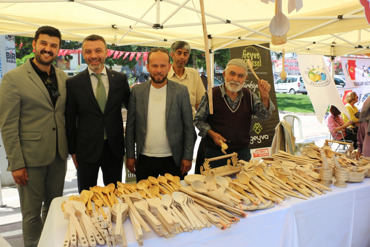 Sakarya İli Yöresel Lezzetlerimiz ve Coğrafi İşaretli Ürünlerimizin Tanıtımı programı AKM önünde gerçekleşti, Programda, Sakarya Ticaret ve Sanayi Odası ile Tüm Restoran ve Turizmciler Derneği Sakarya Şube Başkanlığınca dartı