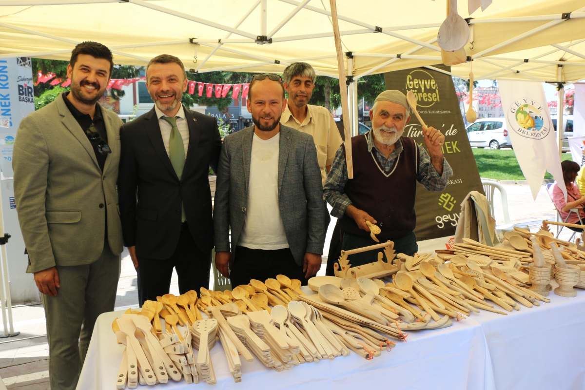 Sakarya İli Yöresel Lezzetlerimiz ve Coğrafi İşaretli Ürünlerimizin Tanıtımı programı AKM önünde gerçekleşti, Programda, Sakarya Ticaret ve Sanayi Odası ile Tüm Restoran ve Turizmciler Derneği Sakarya Şube Başkanlığınca dartı