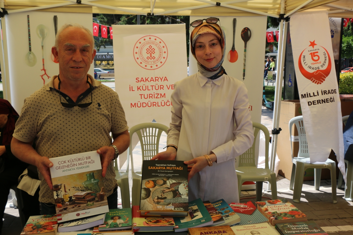 Sakarya İli Yöresel Lezzetlerimiz ve Coğrafi İşaretli Ürünlerimizin Tanıtımı programı AKM önünde gerçekleşti, Programda, Sakarya Ticaret ve Sanayi Odası ile Tüm Restoran ve Turizmciler Derneği Sakarya Şube Başkanlığınca dartı