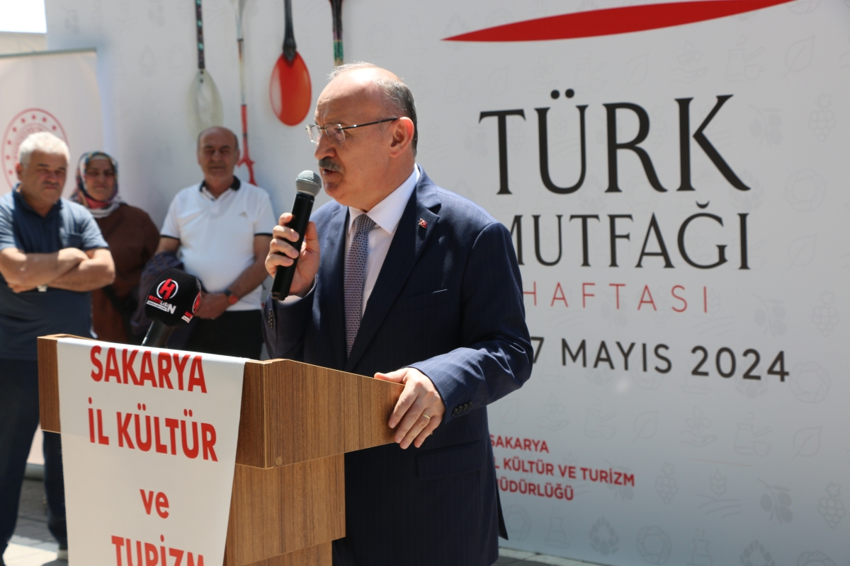 Sakarya İli Yöresel Lezzetlerimiz ve Coğrafi İşaretli Ürünlerimizin Tanıtımı programı AKM önünde gerçekleşti, Programda, Sakarya Ticaret ve Sanayi Odası ile Tüm Restoran ve Turizmciler Derneği Sakarya Şube Başkanlığınca dartı