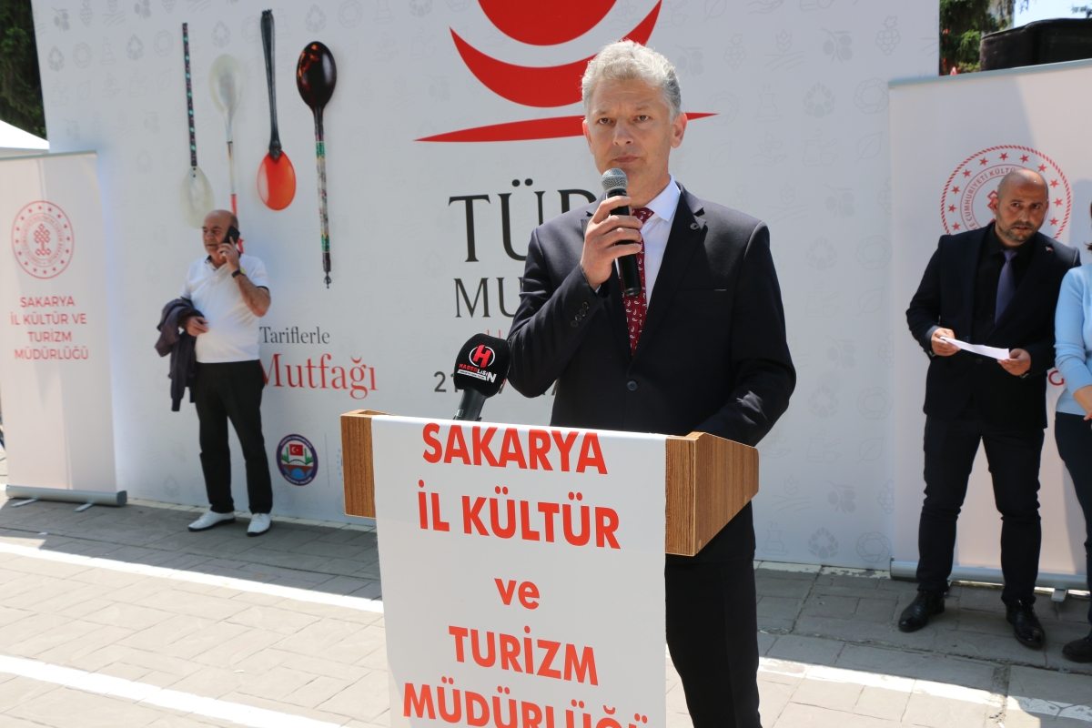 Sakarya İli Yöresel Lezzetlerimiz ve Coğrafi İşaretli Ürünlerimizin Tanıtımı programı AKM önünde gerçekleşti, Programda, Sakarya Ticaret ve Sanayi Odası ile Tüm Restoran ve Turizmciler Derneği Sakarya Şube Başkanlığınca dartı