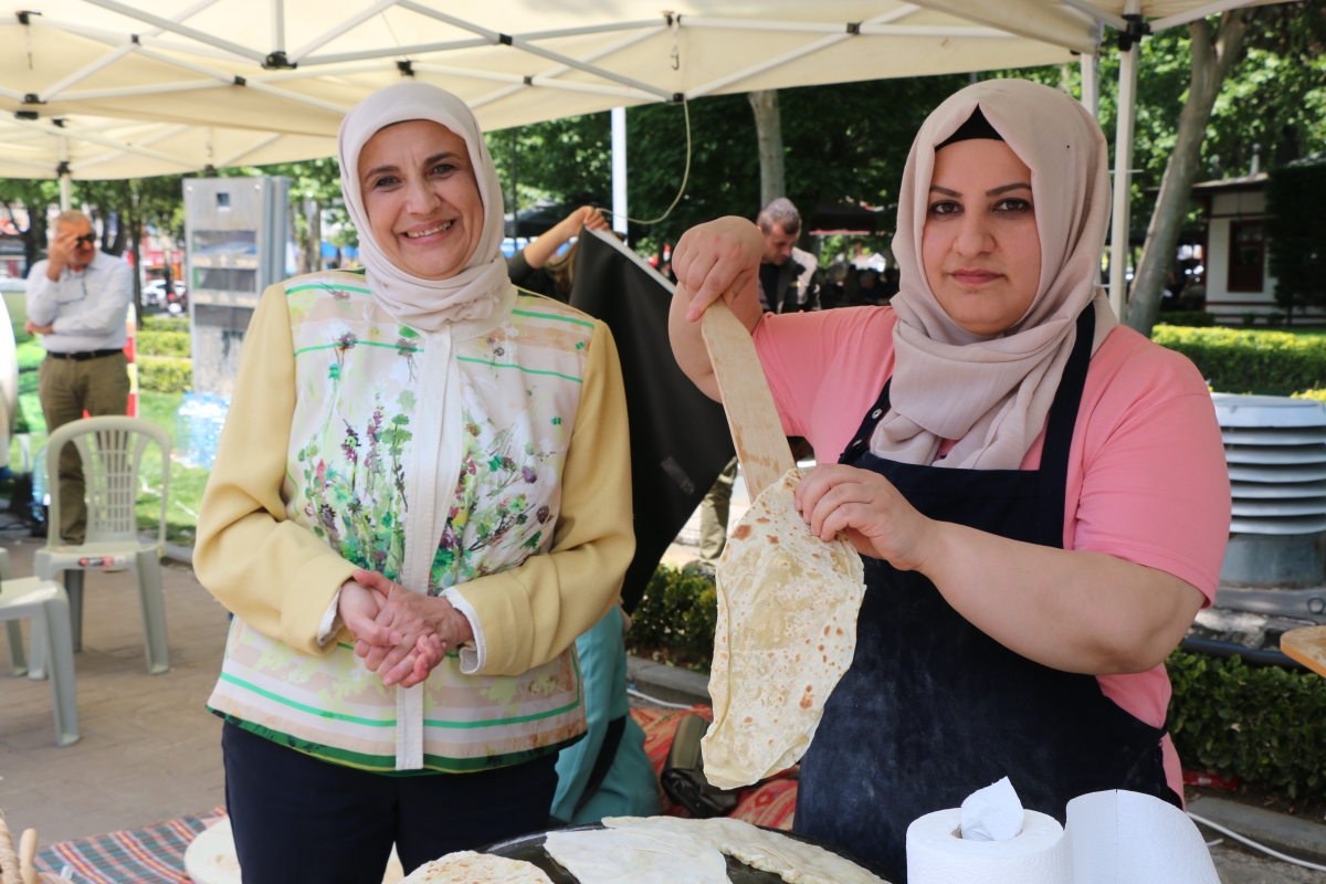 Sakarya İli Yöresel Lezzetlerimiz ve Coğrafi İşaretli Ürünlerimizin Tanıtımı programı AKM önünde gerçekleşti, Programda, Sakarya Ticaret ve Sanayi Odası ile Tüm Restoran ve Turizmciler Derneği Sakarya Şube Başkanlığınca dartı